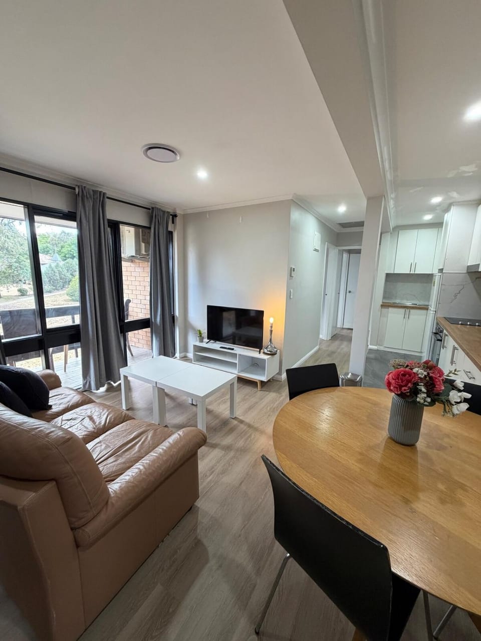 Cozy 2BR, 1 parking, 4 Sleep, Woden,Canberra , pet free, free parking Apartment in Canberra