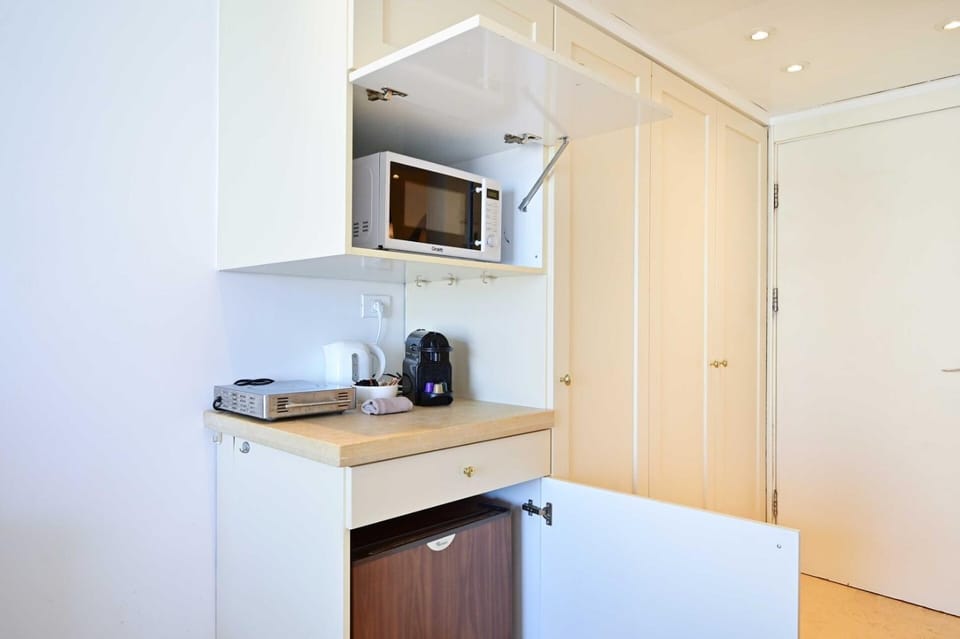 (Floor Shelter)Luxury Sea View w/Pool Inside Hotel Apartment in Tel Aviv-Yafo