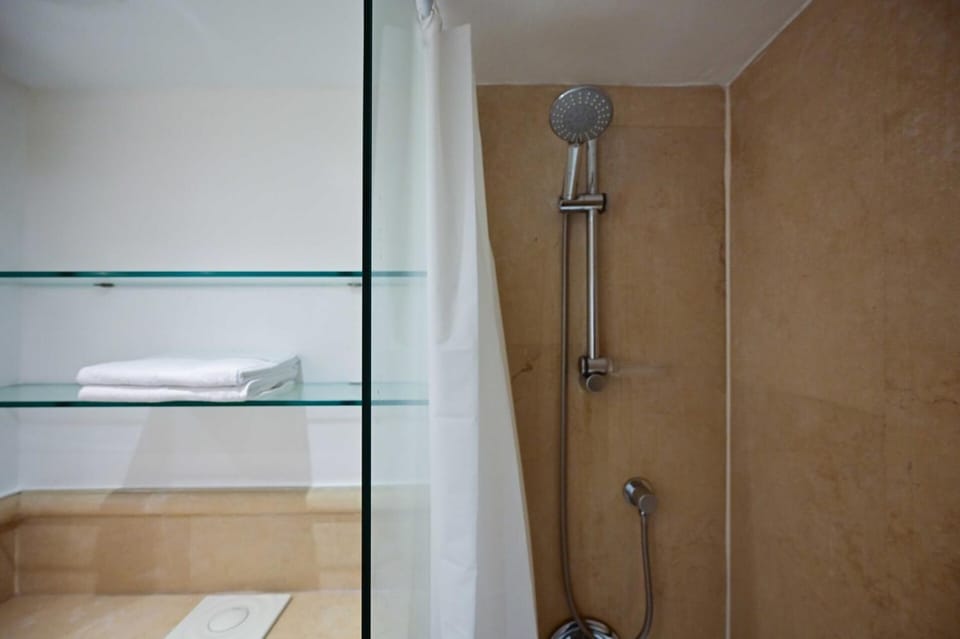 (Floor Shelter)Luxury Sea View w/Pool Inside Hotel Apartment in Tel Aviv-Yafo