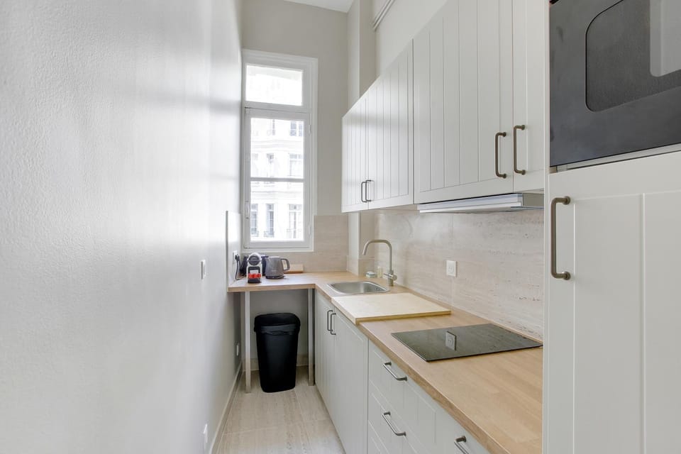 Coffee/tea facilities, Kitchen or kitchenette, oven, stove