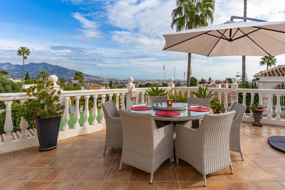 Property building, Balcony/Terrace, Living room