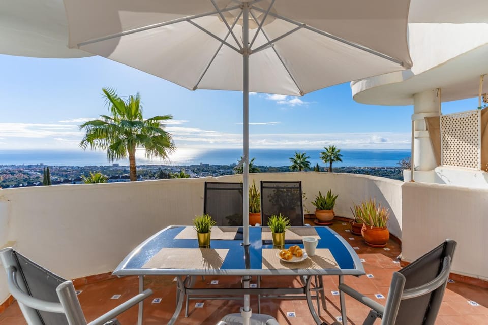 Property building, Balcony/Terrace, Living room