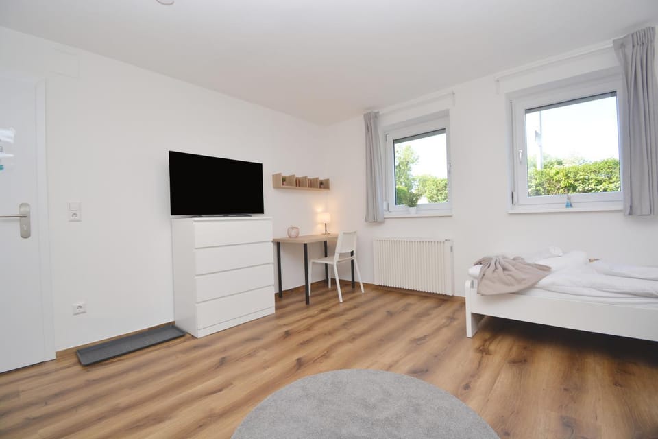 Bed, TV and multimedia, Photo of the whole room, Bedroom, towels