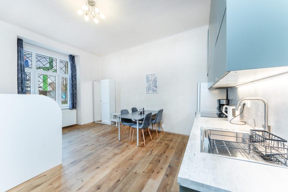 Kitchen or kitchenette, Dining area, oven, stove