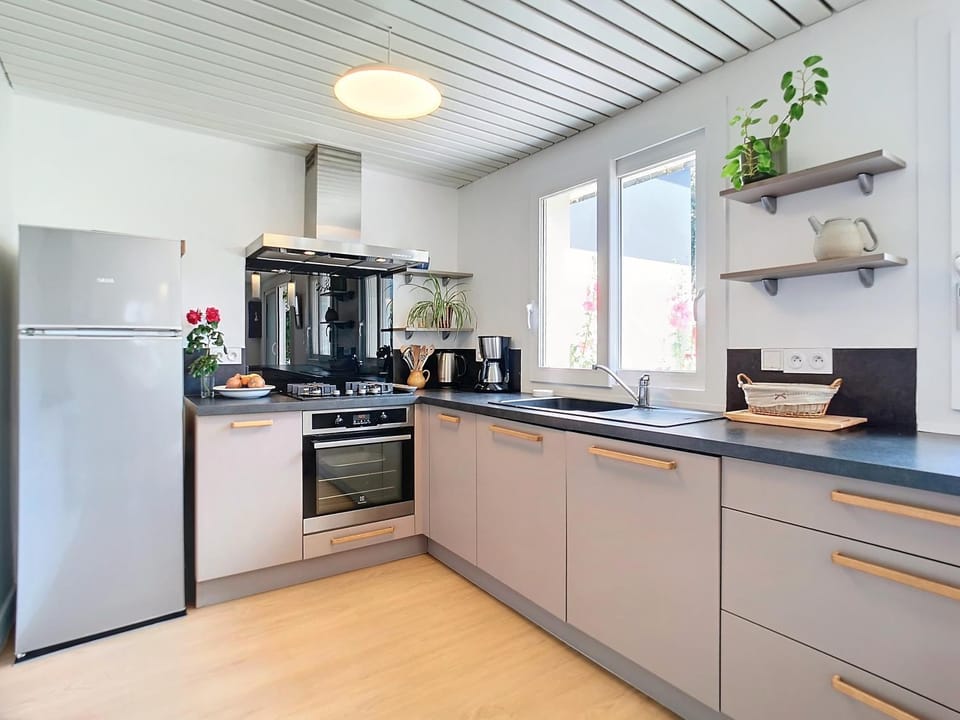 Coffee/tea facilities, Kitchen or kitchenette, Garden view, dishwasher, microwave, oven, stove, toaster