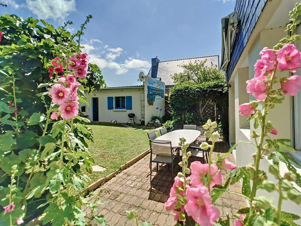 Patio, Day, BBQ facilities, Garden, Dining area, Garden view, furniture