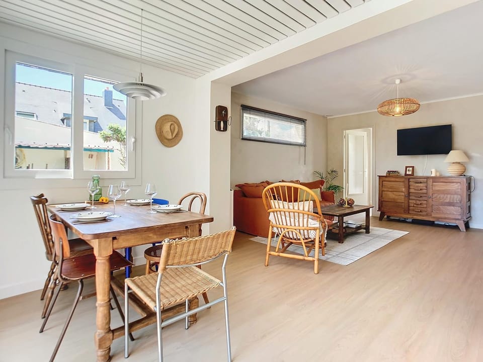 Communal lounge/ TV room, TV and multimedia, Living room, Seating area, Dining area, fireplace