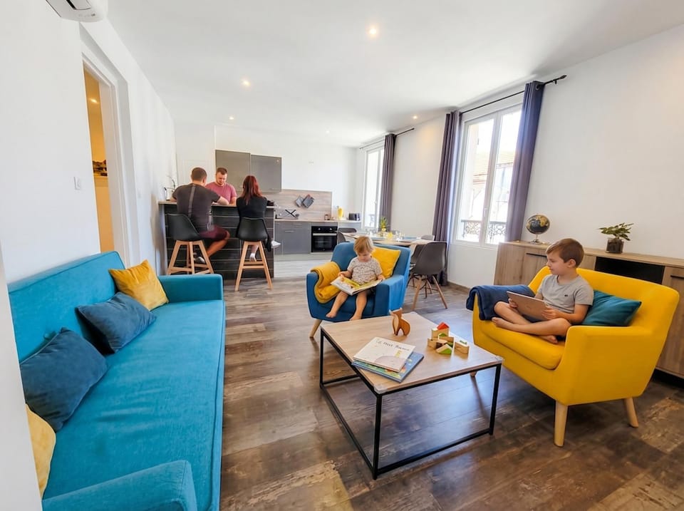 Coffee/tea facilities, Living room, Seating area, Dining area, children, group of guests, Family, internet, microwave, oven, stove, kitchen