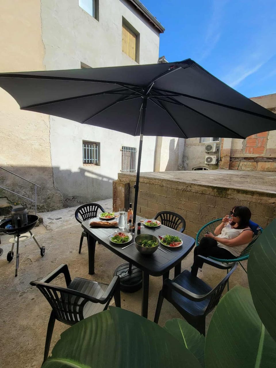 Patio, Day, BBQ facilities, Dining area, Time of day, group of guests