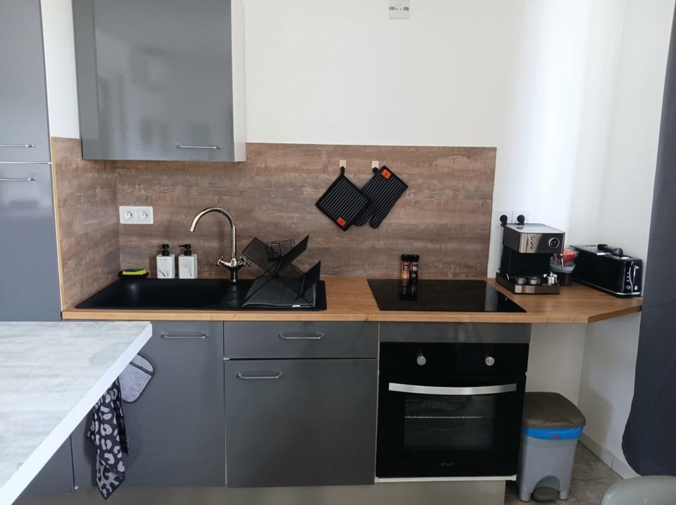 Coffee/tea facilities, Kitchen or kitchenette, microwave, oven, pet friendly, stove, toaster, kitchen