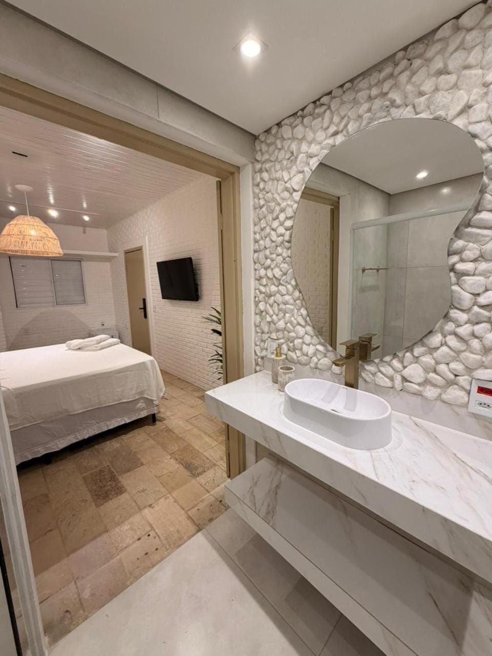 Bathroom, Bedroom, towels