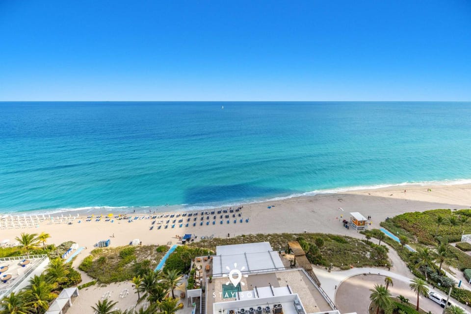 Oceanline 3BR Corner Balcony & Calm Seas House in Hollywood Beach