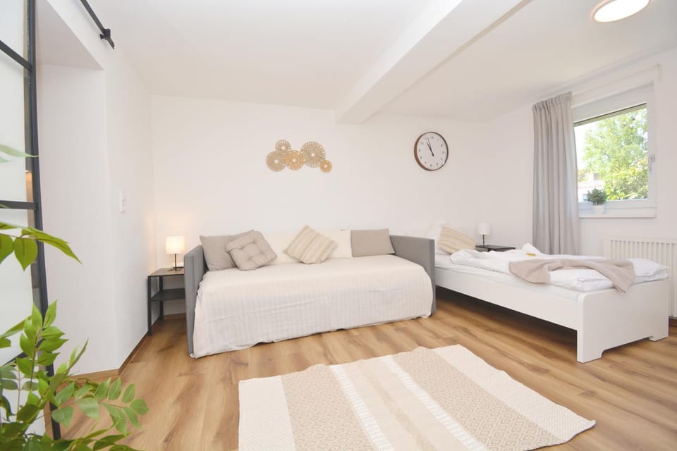 Bed, Photo of the whole room, Seating area, Bedroom, towels