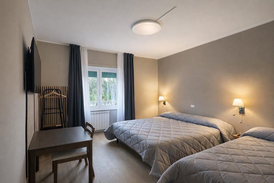 Bed, TV and multimedia, Photo of the whole room, Bedroom