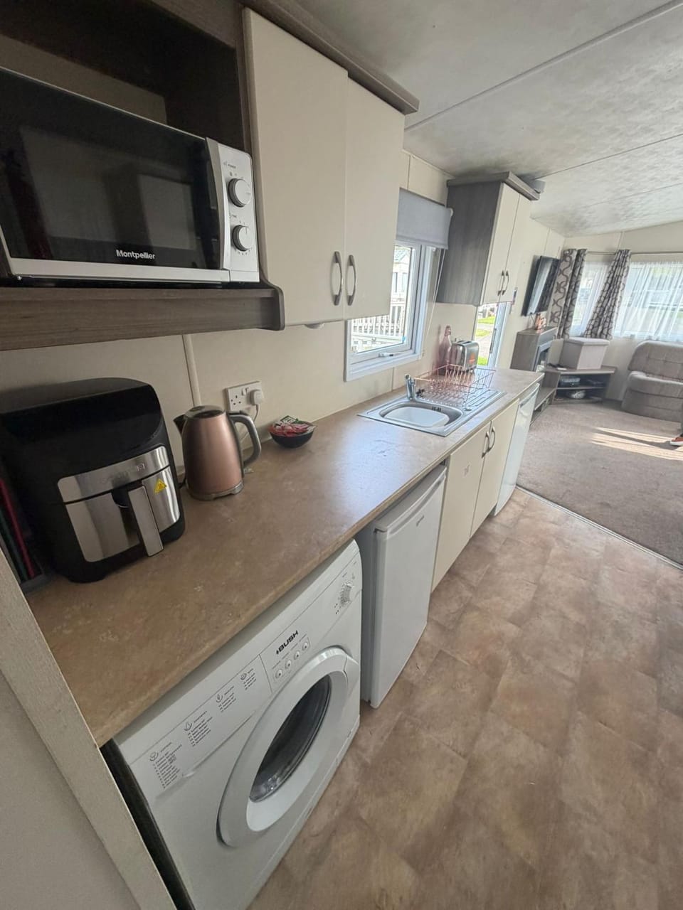 Sunnymede D1 - Hot Tub Caravan - Sleeps 10 - Fantasy Island, Ingoldmells - Meadow Lakes Caravan & Lodge Hire House in Ingoldmells