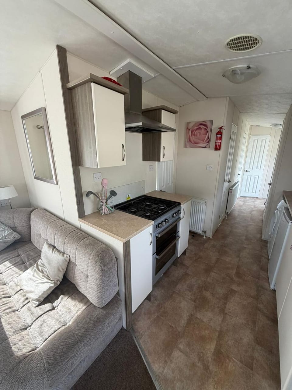 Sunnymede D1 - Hot Tub Caravan - Sleeps 10 - Fantasy Island, Ingoldmells - Meadow Lakes Caravan & Lodge Hire House in Ingoldmells