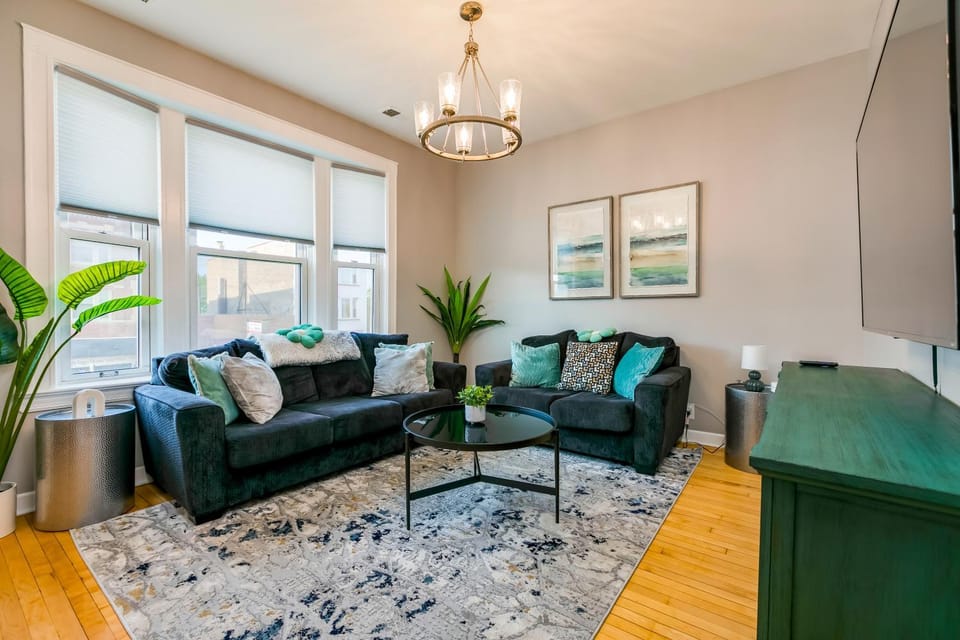Logan Sq 4BR - Free Parking - Near Nightlife & DT Apartment in Chicago