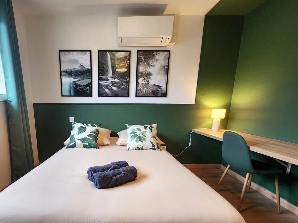 Bed, Photo of the whole room, Bedroom