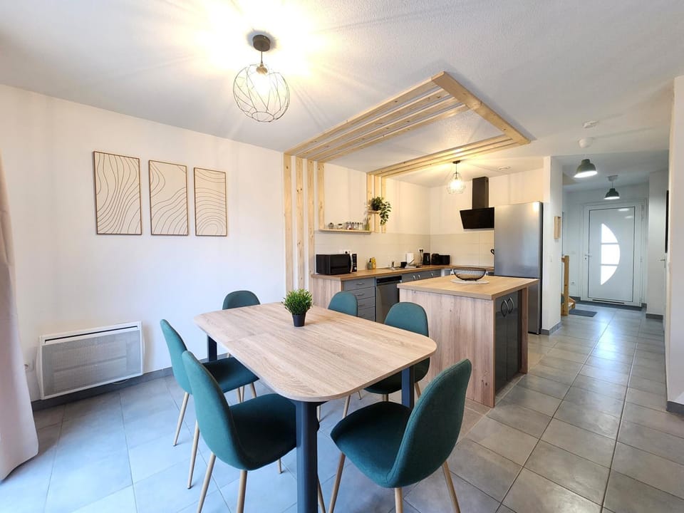 Dining area, kitchen