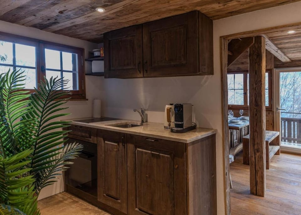 Coffee/tea facilities, Kitchen or kitchenette, Dining area