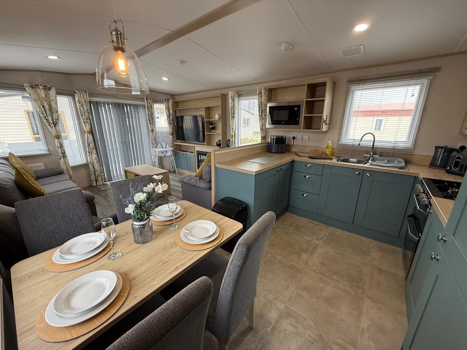 Sunnymede B10 with Hot tub - Fantasy island - Ingoldmells - Meadow Lakes Caravan & Lodge Hire House in Ingoldmells
