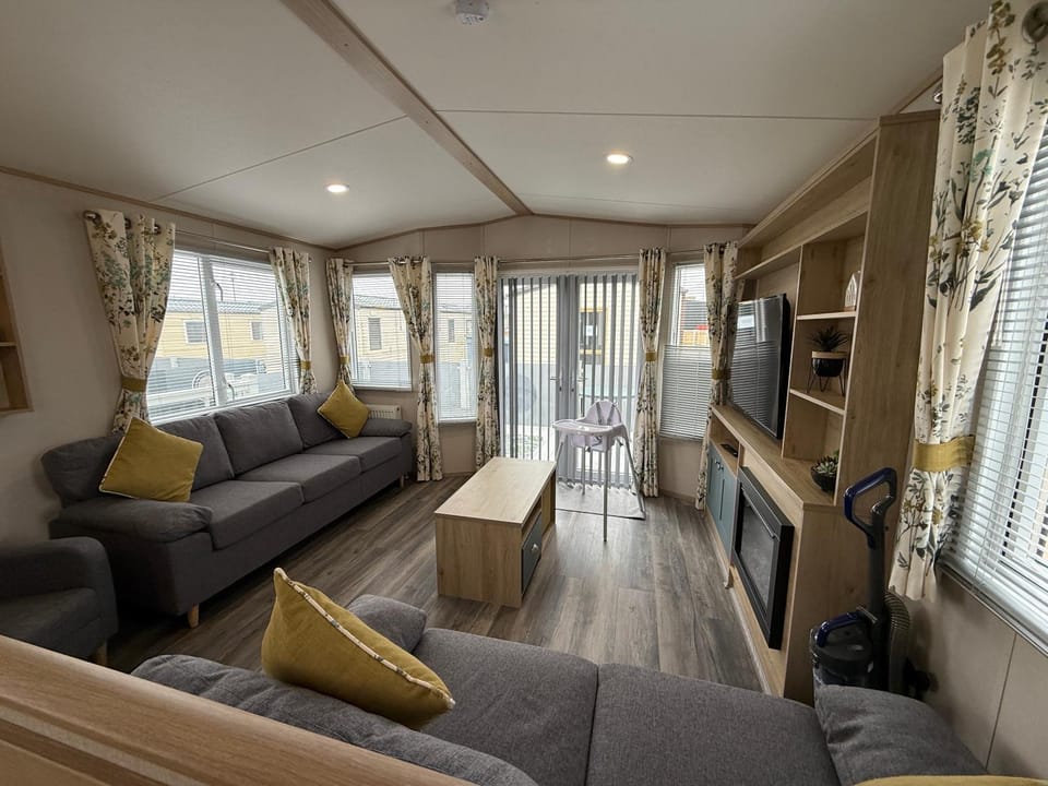 Sunnymede B10 with Hot tub - Fantasy island - Ingoldmells - Meadow Lakes Caravan & Lodge Hire House in Ingoldmells