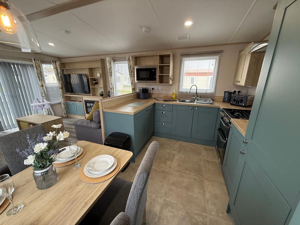 Sunnymede B10 with Hot tub - Fantasy island - Ingoldmells - Meadow Lakes Caravan & Lodge Hire House in Ingoldmells