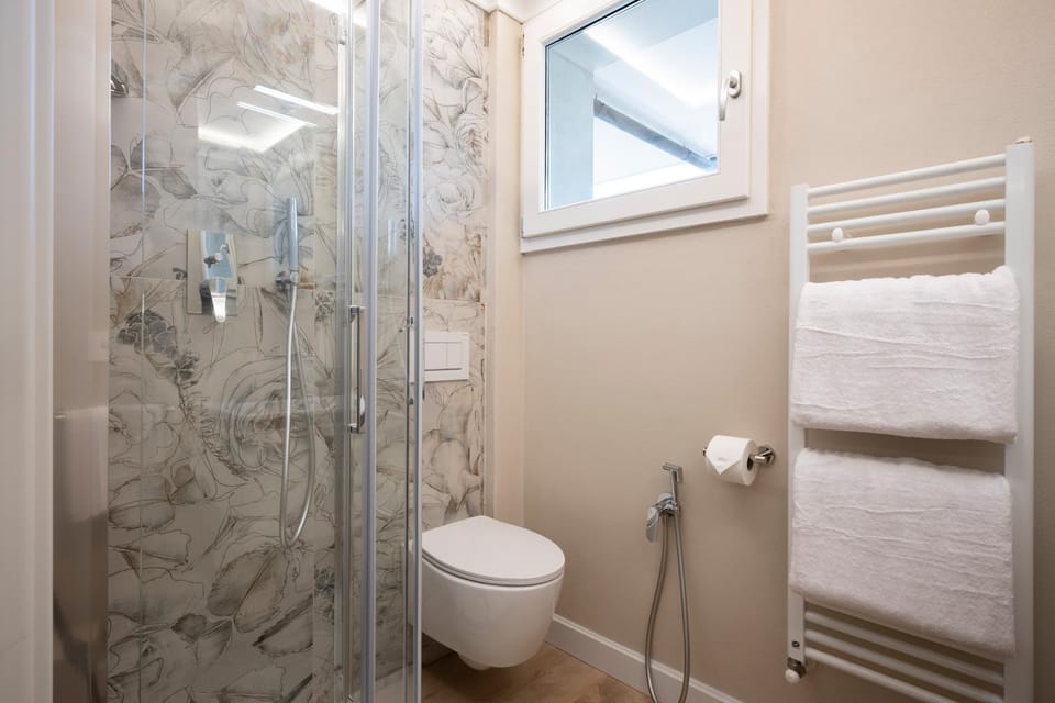 Shower, Toilet, Bathroom, towels