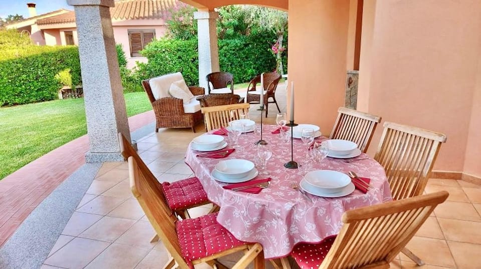 Patio, Day, Garden, Dining area