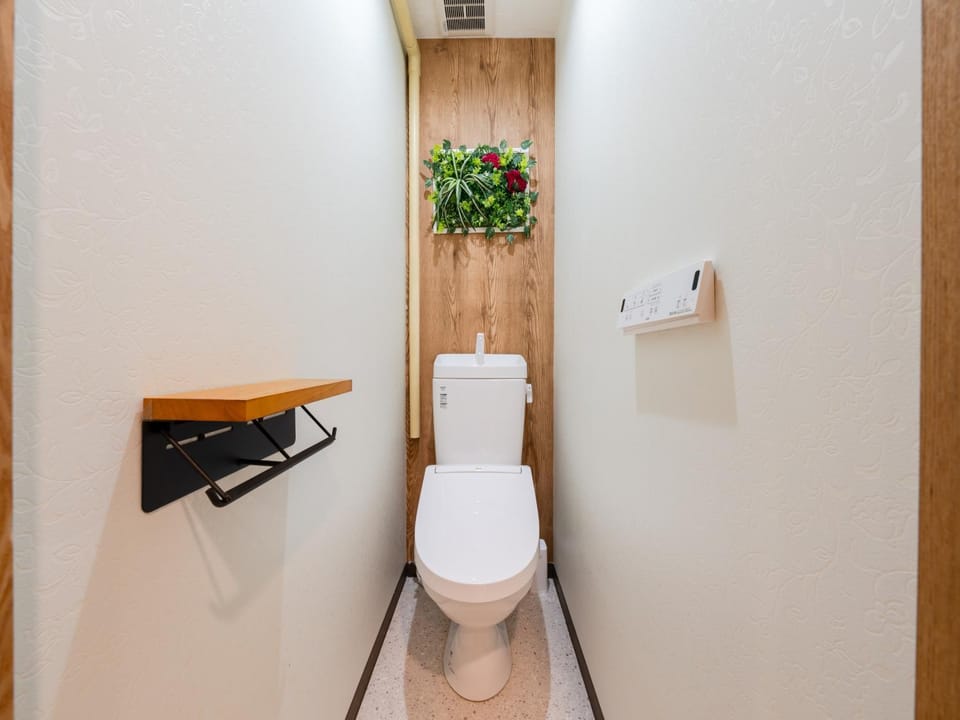 Toilet, bidet