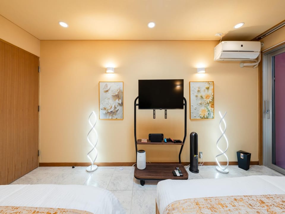 Bed, TV and multimedia, Photo of the whole room, Bedroom, air conditioner