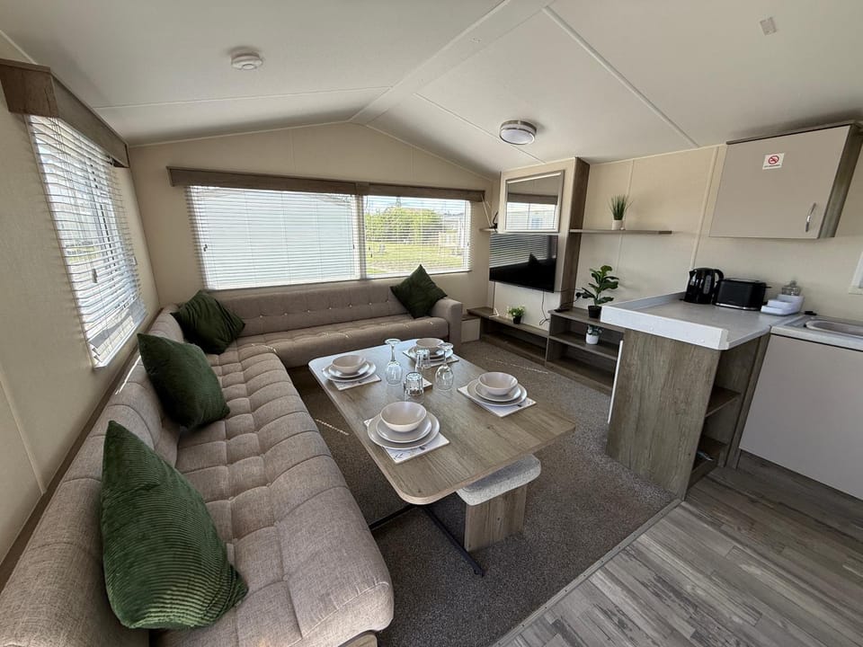 Sunnymede F21 with Hot tub - Fantasy Island - Ingoldmells - Meadow Lakes Caravan & Lodge Hire House in Ingoldmells