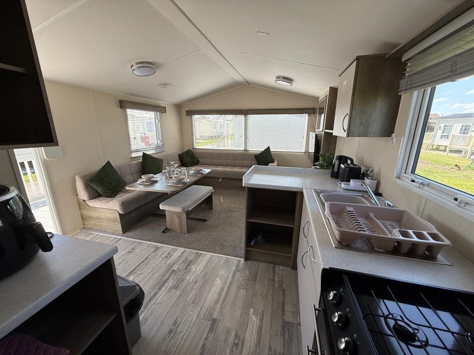 Sunnymede F21 with Hot tub - Fantasy Island - Ingoldmells - Meadow Lakes Caravan & Lodge Hire House in Ingoldmells
