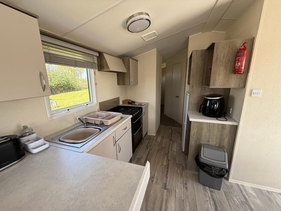 Sunnymede F21 with Hot tub - Fantasy Island - Ingoldmells - Meadow Lakes Caravan & Lodge Hire House in Ingoldmells