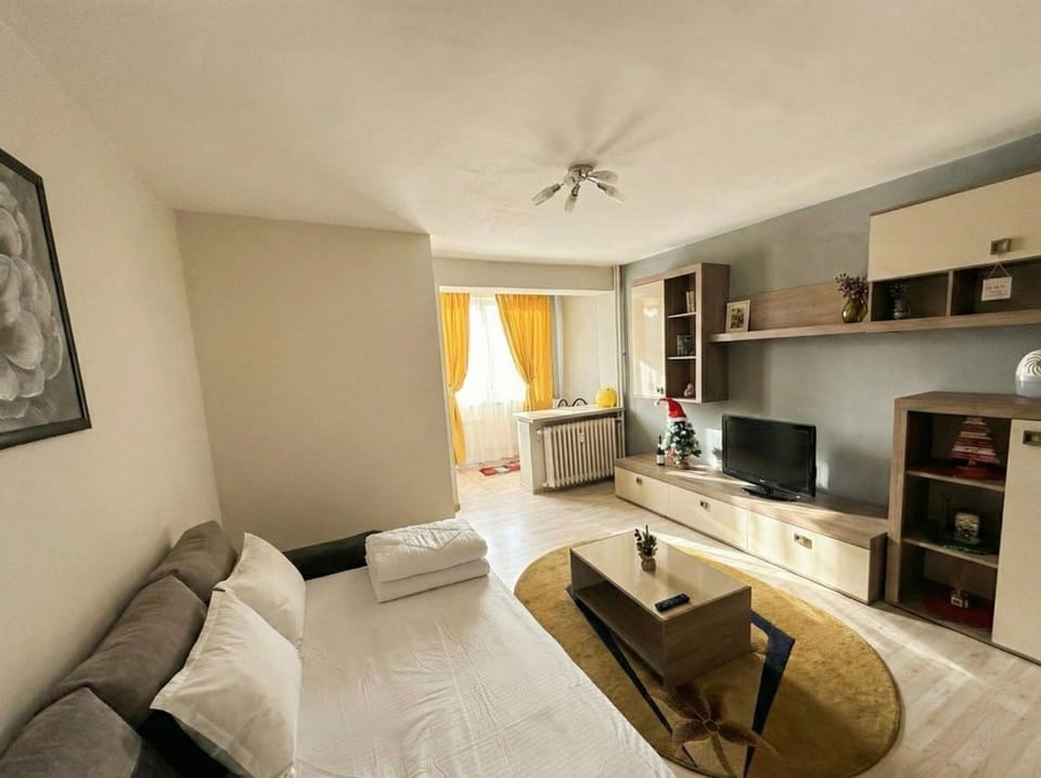 Bed, TV and multimedia, Photo of the whole room, Seating area, Bedroom