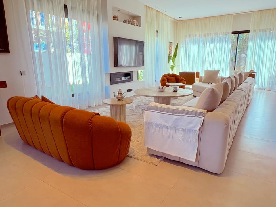 Communal lounge/ TV room, TV and multimedia, Living room, Seating area, Dining area, Evening entertainment