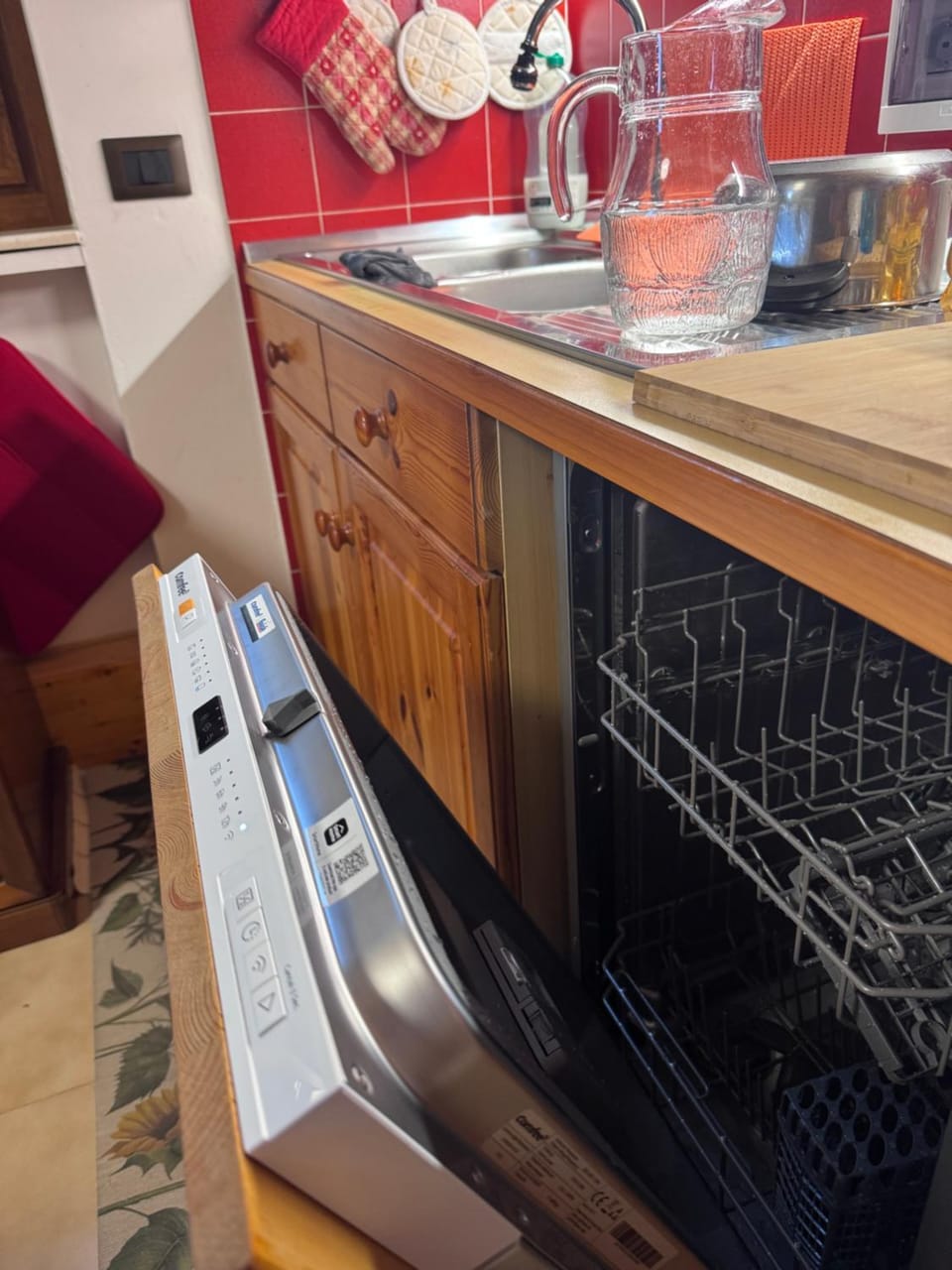 Kitchen or kitchenette, dishwasher, stove