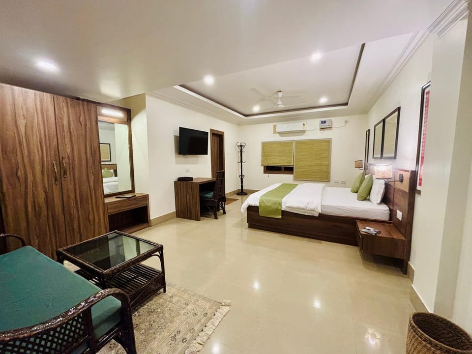 Bed, TV and multimedia, Photo of the whole room, Seating area, Evening entertainment, Bedroom, air conditioner