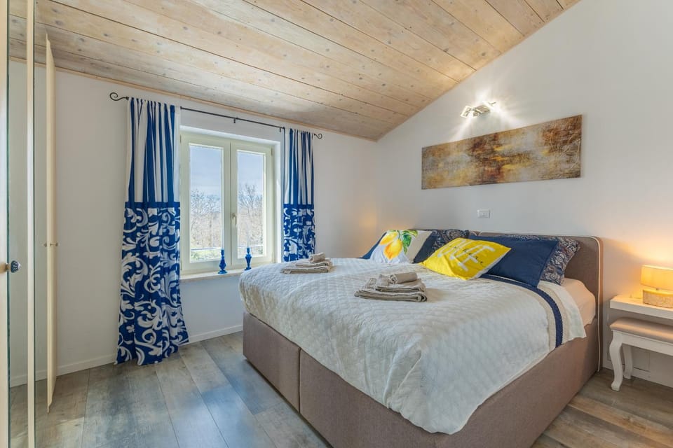 Bed, Bedroom, towels