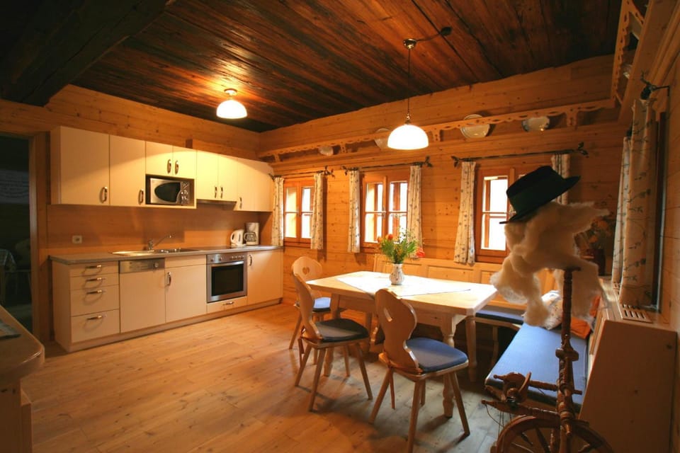 Kitchen or kitchenette, Dining area, dishwasher, oven, stove, toaster