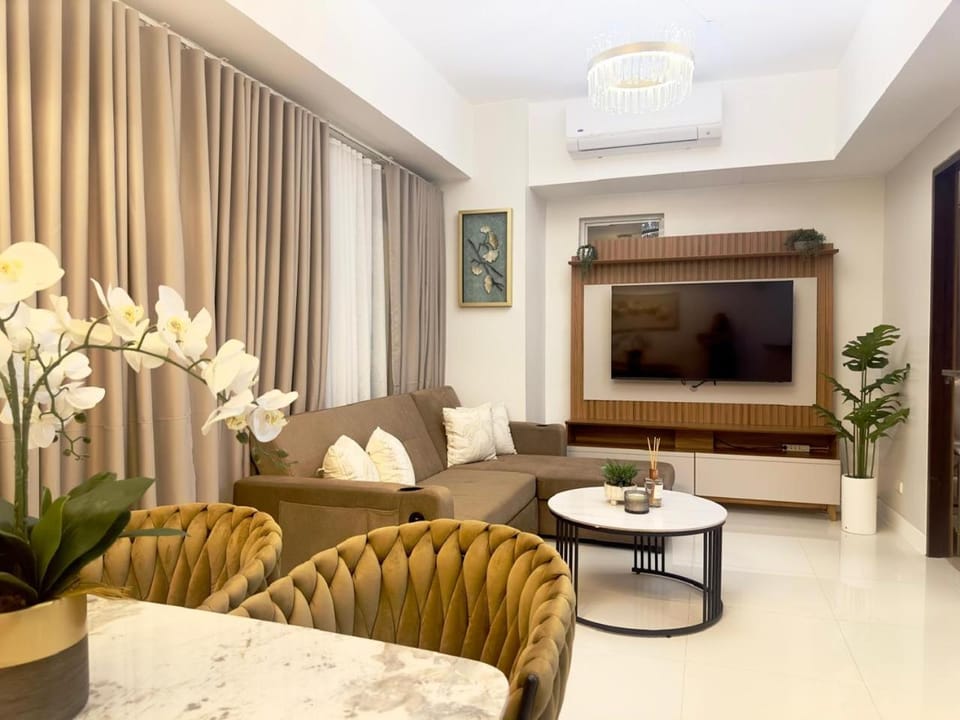 Modern 1 bedroom spacious apartment with Venice Grand Canal View Apartment in Makati
