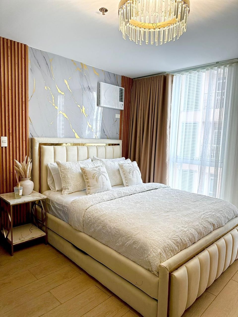 Modern 1 bedroom spacious apartment with Venice Grand Canal View Apartment in Makati