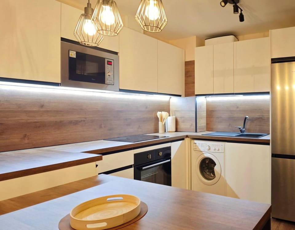 Kitchen or kitchenette, Dining area, oven, pet friendly, stove, toaster, washing machine