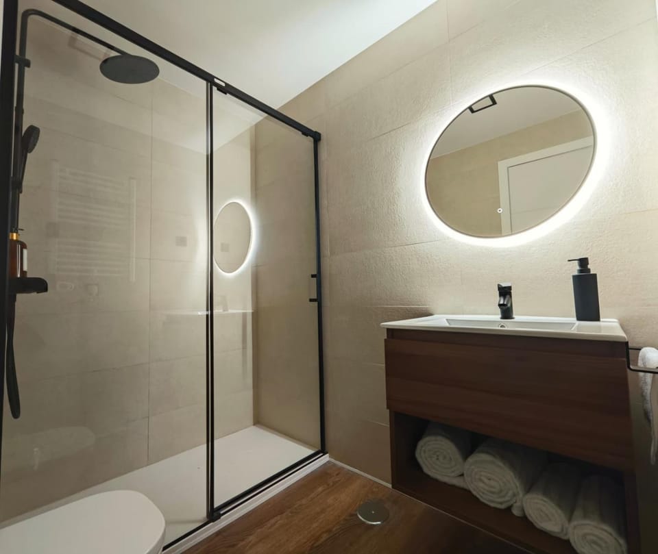 Shower, Toilet, Bathroom, towels