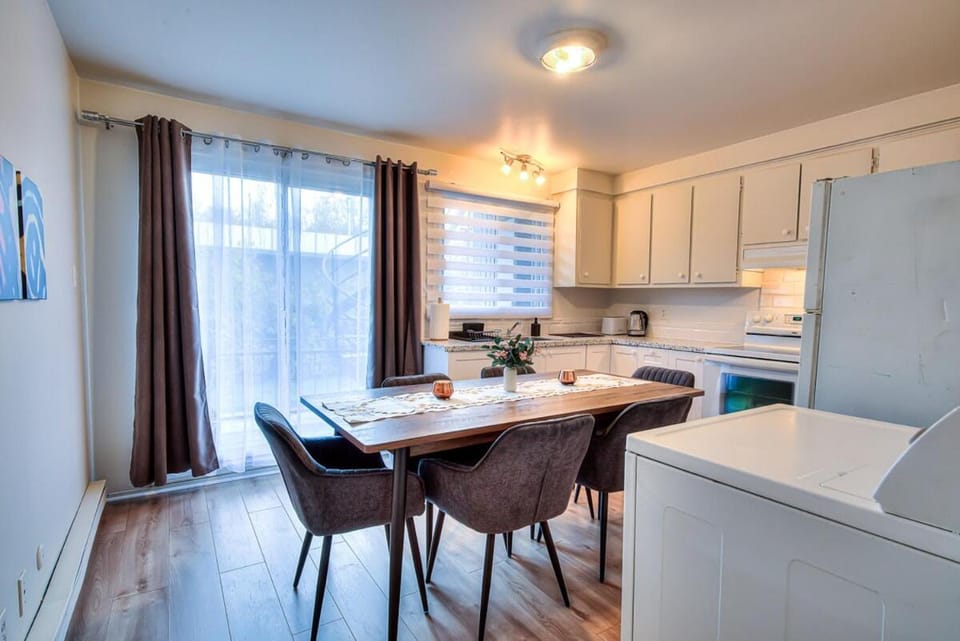 Coffee/tea facilities, Photo of the whole room, Dining area, toaster, kitchen