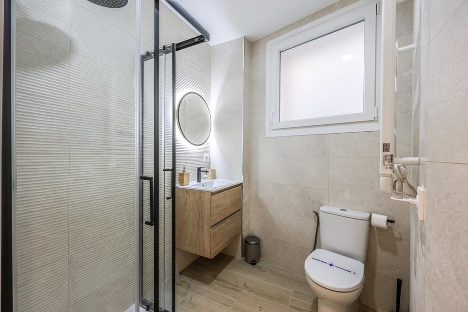 Shower, Toilet, Bathroom, towels
