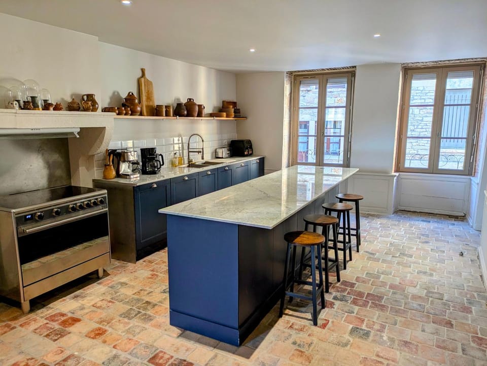 Coffee/tea facilities, Kitchen or kitchenette, Dining area, stove