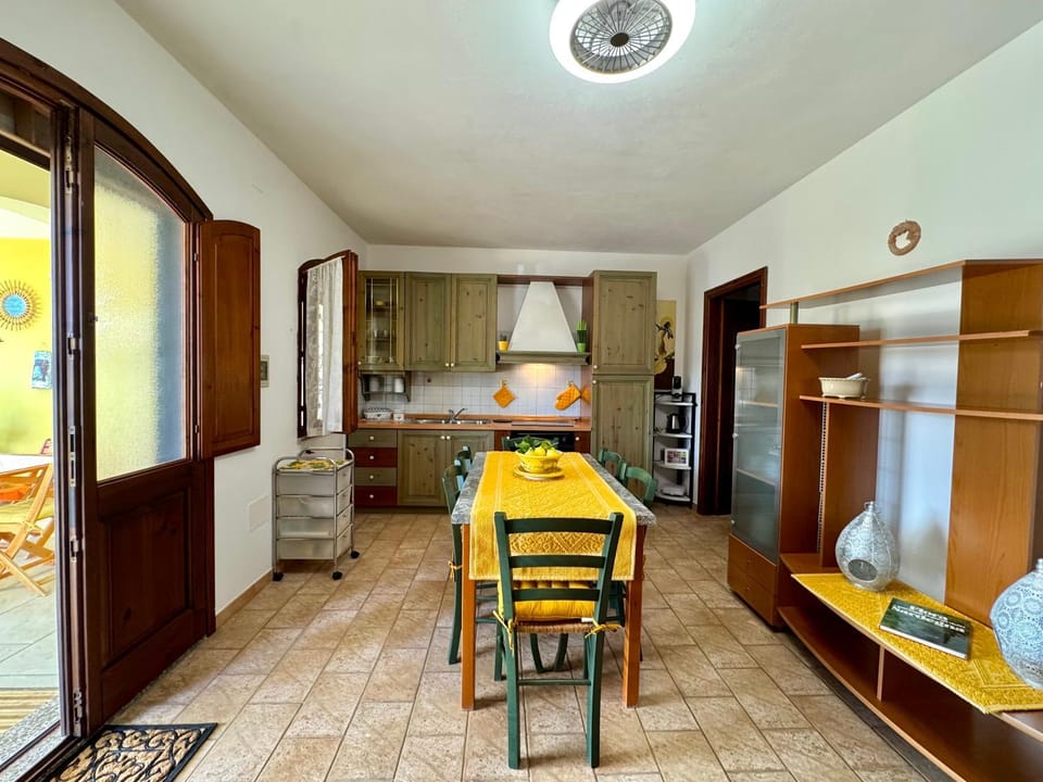 Kitchen or kitchenette, Living room, Dining area, oven, stove