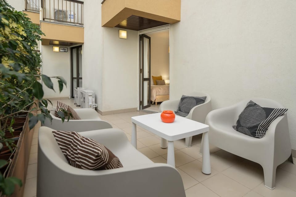 Day, Seating area