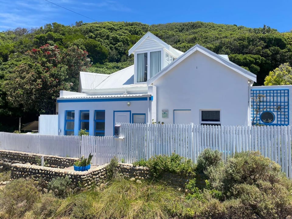 Property building, Natural landscape, Garden, Garden view, Mountain view
